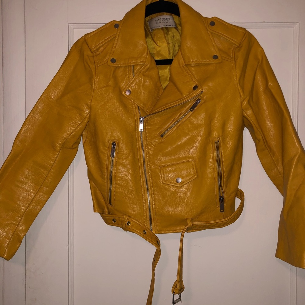 Super cute mustard yellow jacket!!
